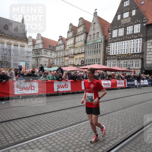 05.10.2025 - 20. swb-Marathon Bremen Yannick Fuchs http://msf.ph/oto/9310903 05.10.2025 11:25:15 Ziel  meine-sportfotos.de