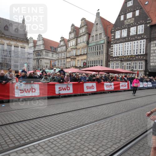 05.10.2025 - 20. swb-Marathon Bremen Yannick Fuchs http://msf.ph/oto/9311003 05.10.2025 11:25:43 Ziel 9338 meine-sportfotos.de