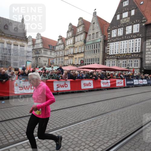 05.10.2025 - 20. swb-Marathon Bremen Yannick Fuchs http://msf.ph/oto/9311020 05.10.2025 11:25:48 Ziel 9338 meine-sportfotos.de