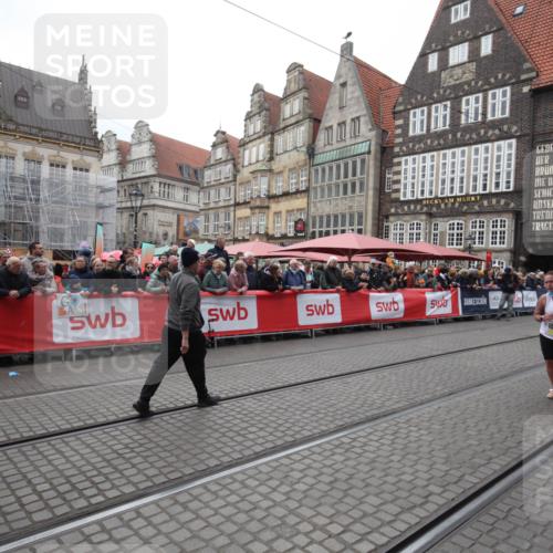 05.10.2025 - 20. swb-Marathon Bremen Yannick Fuchs http://msf.ph/oto/9311114 05.10.2025 11:26:17 Ziel 10373 meine-sportfotos.de