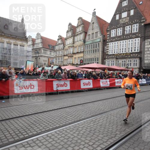 05.10.2025 - 20. swb-Marathon Bremen Yannick Fuchs http://msf.ph/oto/9311143 05.10.2025 11:26:24 Ziel 9352, 11326 meine-sportfotos.de