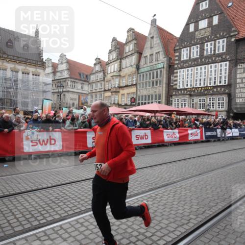 05.10.2025 - 20. swb-Marathon Bremen Yannick Fuchs http://msf.ph/oto/9311155 05.10.2025 11:26:28 Ziel 9352, 11326 meine-sportfotos.de