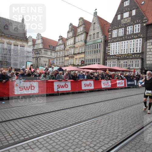 05.10.2025 - 20. swb-Marathon Bremen Yannick Fuchs http://msf.ph/oto/9311174 05.10.2025 11:26:34 Ziel 9941 meine-sportfotos.de
