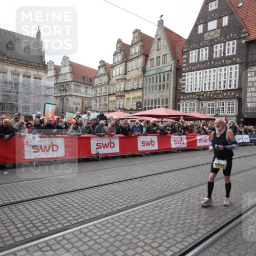 05.10.2025 - 20. swb-Marathon Bremen Yannick Fuchs http://msf.ph/oto/9311179 05.10.2025 11:26:35 Ziel 9941 meine-sportfotos.de