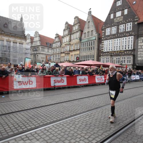 05.10.2025 - 20. swb-Marathon Bremen Yannick Fuchs http://msf.ph/oto/9311181 05.10.2025 11:26:35 Ziel 9941 meine-sportfotos.de