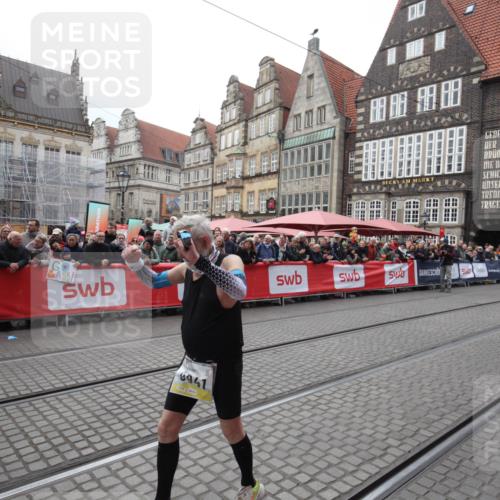 05.10.2025 - 20. swb-Marathon Bremen Yannick Fuchs http://msf.ph/oto/9311185 05.10.2025 11:26:36 Ziel 9941 meine-sportfotos.de