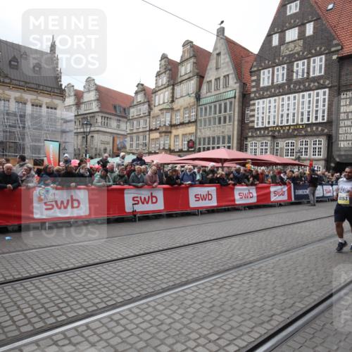 05.10.2025 - 20. swb-Marathon Bremen Yannick Fuchs http://msf.ph/oto/9311259 05.10.2025 11:26:57 Ziel 10153, 11697, 11698 meine-sportfotos.de
