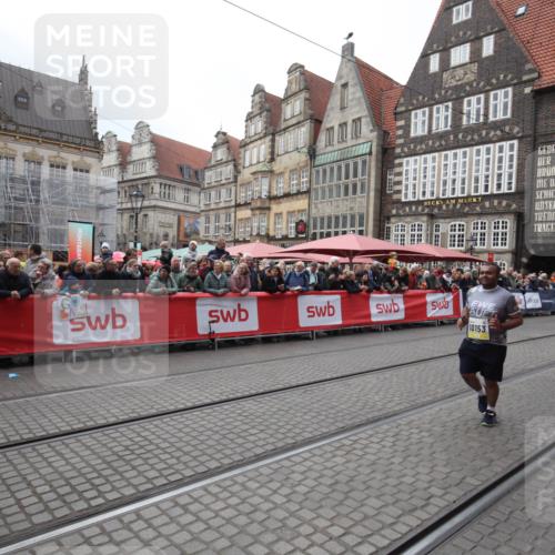 05.10.2025 - 20. swb-Marathon Bremen Yannick Fuchs http://msf.ph/oto/9311262 05.10.2025 11:26:57 Ziel 10153, 11697, 11698 meine-sportfotos.de