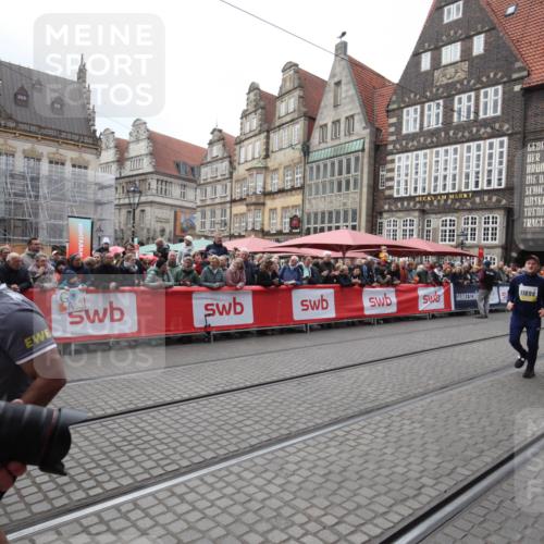 05.10.2025 - 20. swb-Marathon Bremen Yannick Fuchs http://msf.ph/oto/9311269 05.10.2025 11:26:59 Ziel 10153, 11697, 11698 meine-sportfotos.de