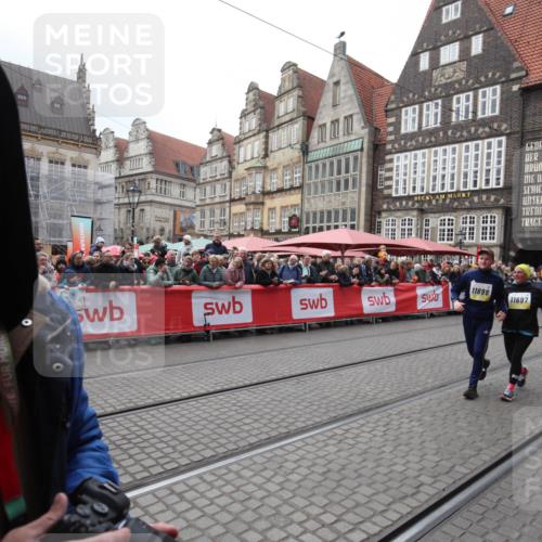 05.10.2025 - 20. swb-Marathon Bremen Yannick Fuchs http://msf.ph/oto/9311271 05.10.2025 11:27:00 Ziel 10153, 11697, 11698 meine-sportfotos.de
