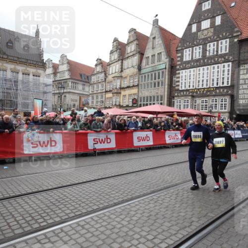 05.10.2025 - 20. swb-Marathon Bremen Yannick Fuchs http://msf.ph/oto/9311273 05.10.2025 11:27:00 Ziel 10153, 11697, 11698 meine-sportfotos.de