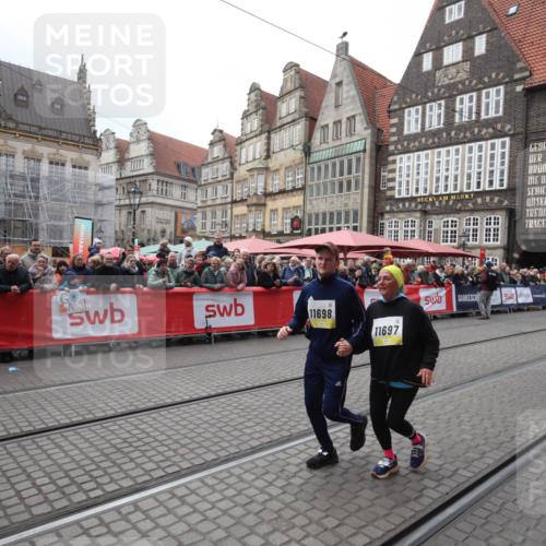 05.10.2025 - 20. swb-Marathon Bremen Yannick Fuchs http://msf.ph/oto/9311275 05.10.2025 11:27:01 Ziel 11697, 11698 meine-sportfotos.de