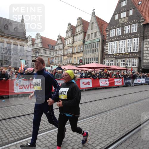 05.10.2025 - 20. swb-Marathon Bremen Yannick Fuchs http://msf.ph/oto/9311277 05.10.2025 11:27:01 Ziel 11697, 11698 meine-sportfotos.de