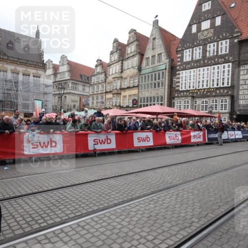 05.10.2025 - 20. swb-Marathon Bremen Yannick Fuchs http://msf.ph/oto/9311280 05.10.2025 11:27:02 Ziel 11697, 11698 meine-sportfotos.de