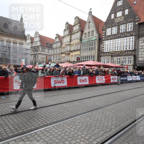 05.10.2025 - 20. swb-Marathon Bremen Yannick Fuchs http://msf.ph/oto/9311345 05.10.2025 11:27:21 Ziel  meine-sportfotos.de