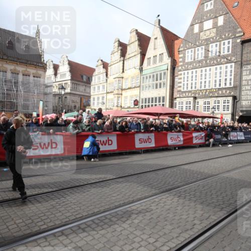 05.10.2025 - 20. swb-Marathon Bremen Yannick Fuchs http://msf.ph/oto/9311496 05.10.2025 11:28:47 Ziel  meine-sportfotos.de