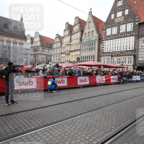 05.10.2025 - 20. swb-Marathon Bremen Yannick Fuchs http://msf.ph/oto/9311542 05.10.2025 11:28:58 Ziel 10579, 11313, 11314 meine-sportfotos.de