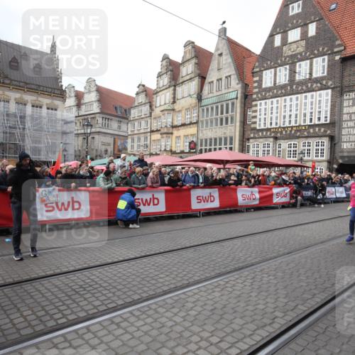 05.10.2025 - 20. swb-Marathon Bremen Yannick Fuchs http://msf.ph/oto/9311544 05.10.2025 11:28:59 Ziel 10579, 11313, 11314 meine-sportfotos.de