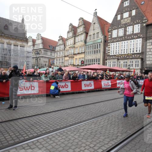 05.10.2025 - 20. swb-Marathon Bremen Yannick Fuchs http://msf.ph/oto/9311548 05.10.2025 11:28:59 Ziel 10579, 11313, 11314 meine-sportfotos.de