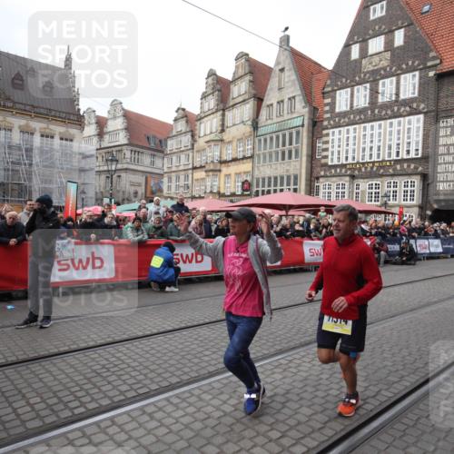 05.10.2025 - 20. swb-Marathon Bremen Yannick Fuchs http://msf.ph/oto/9311551 05.10.2025 11:29:00 Ziel 10579, 11313, 11314 meine-sportfotos.de
