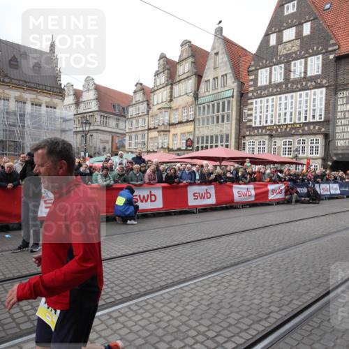 05.10.2025 - 20. swb-Marathon Bremen Yannick Fuchs http://msf.ph/oto/9311553 05.10.2025 11:29:01 Ziel 11313, 11314 meine-sportfotos.de
