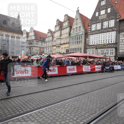 05.10.2025 - 20. swb-Marathon Bremen Yannick Fuchs http://msf.ph/oto/9311622 05.10.2025 11:29:11 Ziel 7174 meine-sportfotos.de