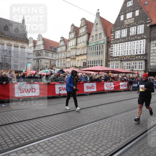 05.10.2025 - 20. swb-Marathon Bremen Yannick Fuchs http://msf.ph/oto/9311636 05.10.2025 11:29:13 Ziel 7174 meine-sportfotos.de