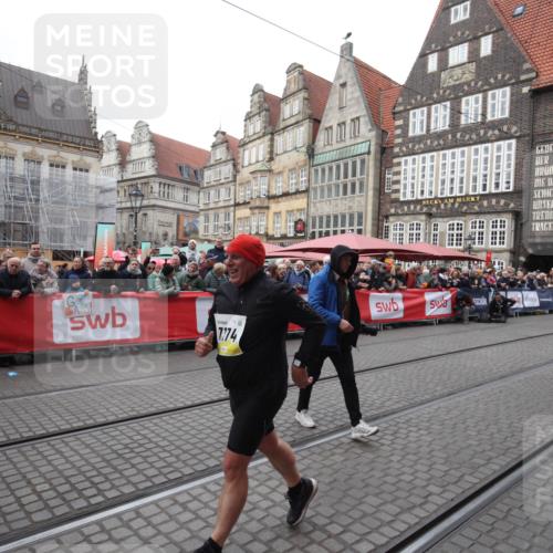05.10.2025 - 20. swb-Marathon Bremen Yannick Fuchs http://msf.ph/oto/9311644 05.10.2025 11:29:14 Ziel 7174 meine-sportfotos.de