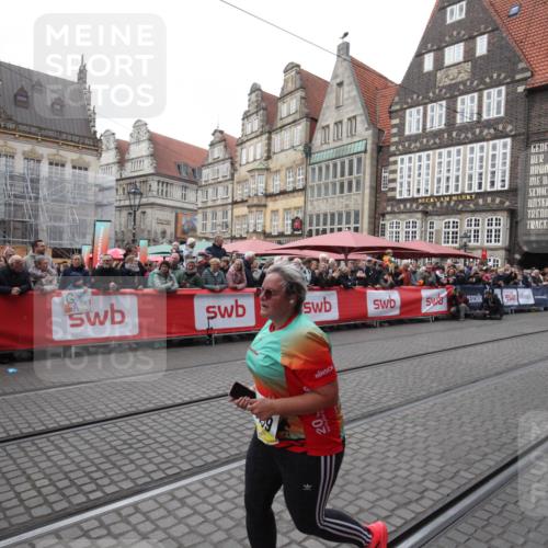 05.10.2025 - 20. swb-Marathon Bremen Yannick Fuchs http://msf.ph/oto/9311692 05.10.2025 11:29:20 Ziel 9257, 9559 meine-sportfotos.de
