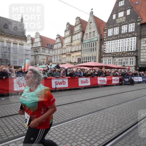 05.10.2025 - 20. swb-Marathon Bremen Yannick Fuchs http://msf.ph/oto/9311694 05.10.2025 11:29:20 Ziel 9257, 9559 meine-sportfotos.de