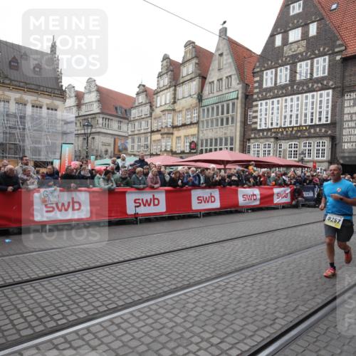 05.10.2025 - 20. swb-Marathon Bremen Yannick Fuchs http://msf.ph/oto/9311715 05.10.2025 11:29:25 Ziel 9257, 10482 meine-sportfotos.de