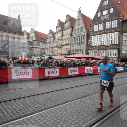 05.10.2025 - 20. swb-Marathon Bremen Yannick Fuchs http://msf.ph/oto/9311720 05.10.2025 11:29:25 Ziel 9257, 10482 meine-sportfotos.de