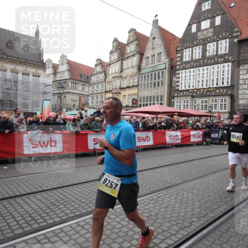 05.10.2025 - 20. swb-Marathon Bremen Yannick Fuchs http://msf.ph/oto/9311727 05.10.2025 11:29:26 Ziel 9257, 10482 meine-sportfotos.de