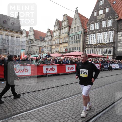 05.10.2025 - 20. swb-Marathon Bremen Yannick Fuchs http://msf.ph/oto/9311736 05.10.2025 11:29:27 Ziel 10482 meine-sportfotos.de
