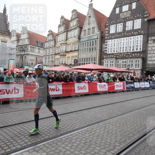 05.10.2025 - 20. swb-Marathon Bremen Yannick Fuchs http://msf.ph/oto/9311867 05.10.2025 12:53:47 Ziel 650 meine-sportfotos.de