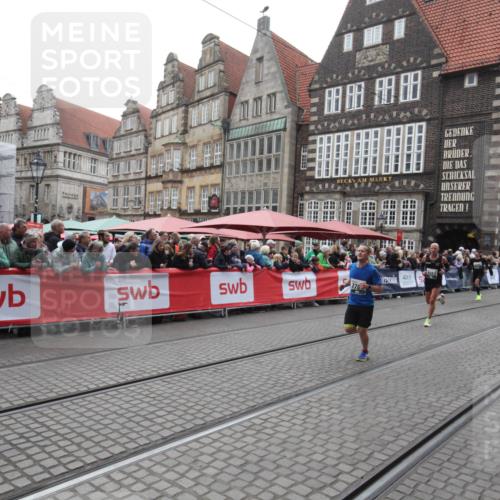 05.10.2025 - 20. swb-Marathon Bremen Yannick Fuchs http://msf.ph/oto/9311916 05.10.2025 12:58:52 Ziel 7668, 7764, 8275, 8593 meine-sportfotos.de