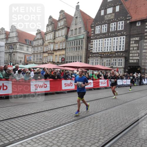 05.10.2025 - 20. swb-Marathon Bremen Yannick Fuchs http://msf.ph/oto/9311918 05.10.2025 12:58:53 Ziel 7668, 7764, 8275, 8593 meine-sportfotos.de