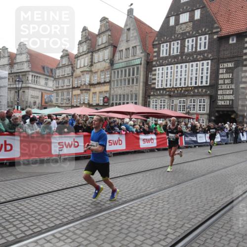 05.10.2025 - 20. swb-Marathon Bremen Yannick Fuchs http://msf.ph/oto/9311920 05.10.2025 12:58:53 Ziel 7668, 7764, 8275, 8593 meine-sportfotos.de