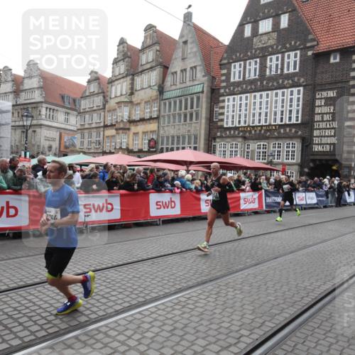 05.10.2025 - 20. swb-Marathon Bremen Yannick Fuchs http://msf.ph/oto/9311922 05.10.2025 12:58:53 Ziel 7668, 7764, 8275, 8593 meine-sportfotos.de
