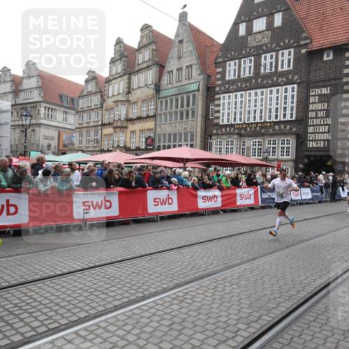 05.10.2025 - 20. swb-Marathon Bremen Yannick Fuchs http://msf.ph/oto/9311933 05.10.2025 12:59:01 Ziel 3435, 5470, 5495 meine-sportfotos.de