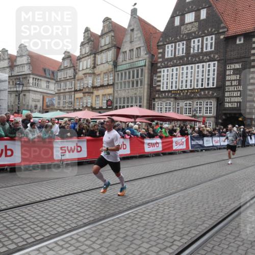 05.10.2025 - 20. swb-Marathon Bremen Yannick Fuchs http://msf.ph/oto/9311935 05.10.2025 12:59:02 Ziel 3435, 5470, 5495 meine-sportfotos.de