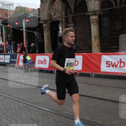 05.10.2025 - 20. swb-Marathon Bremen Yannick Fuchs http://msf.ph/oto/9316382 05.10.2025 10:32:54 Ziel 9996 meine-sportfotos.de