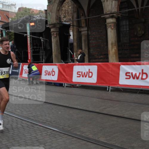 05.10.2025 - 20. swb-Marathon Bremen Yannick Fuchs http://msf.ph/oto/9316391 05.10.2025 10:34:43 Ziel 9319 meine-sportfotos.de
