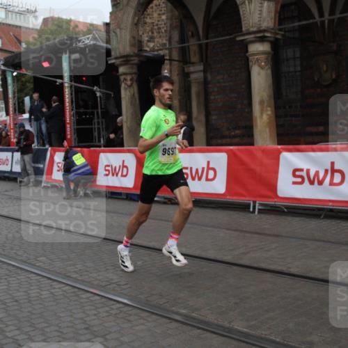 05.10.2025 - 20. swb-Marathon Bremen Yannick Fuchs http://msf.ph/oto/9316398 05.10.2025 10:35:41 Ziel 9596, 9697, 10538 meine-sportfotos.de