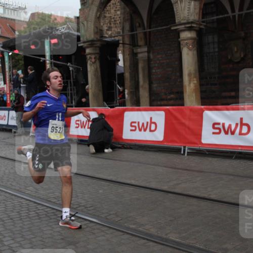05.10.2025 - 20. swb-Marathon Bremen Yannick Fuchs http://msf.ph/oto/9316408 05.10.2025 10:36:42 Ziel 9527, 9829 meine-sportfotos.de