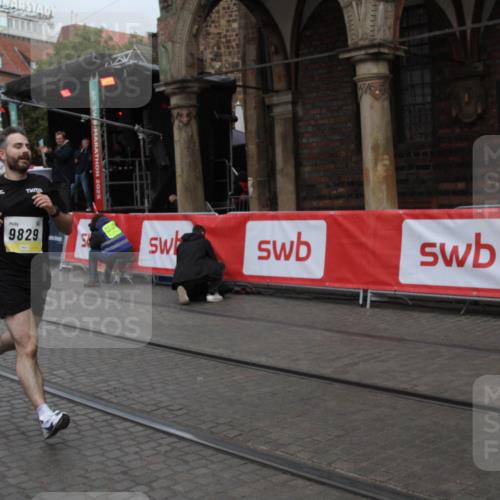 05.10.2025 - 20. swb-Marathon Bremen Yannick Fuchs http://msf.ph/oto/9316409 05.10.2025 10:36:44 Ziel 9829 meine-sportfotos.de