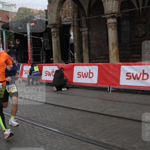 05.10.2025 - 20. swb-Marathon Bremen Yannick Fuchs http://msf.ph/oto/9316410 05.10.2025 10:36:54 Ziel 9429, 9833, 10425 meine-sportfotos.de