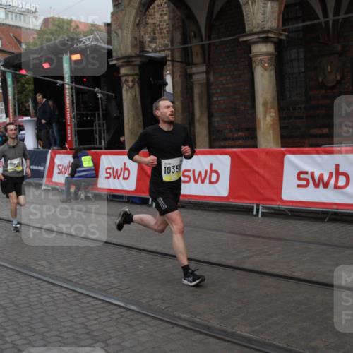 05.10.2025 - 20. swb-Marathon Bremen Yannick Fuchs http://msf.ph/oto/9316416 05.10.2025 10:37:34 Ziel 9586, 10358, 11021 meine-sportfotos.de