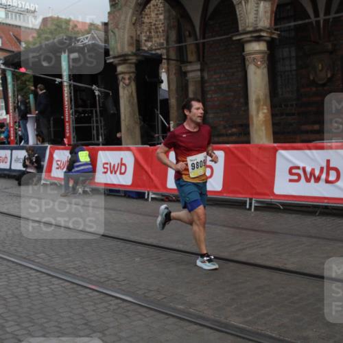 05.10.2025 - 20. swb-Marathon Bremen Yannick Fuchs http://msf.ph/oto/9316425 05.10.2025 10:38:26 Ziel 9809, 11430 meine-sportfotos.de