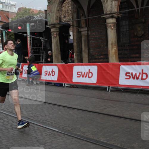 05.10.2025 - 20. swb-Marathon Bremen Yannick Fuchs http://msf.ph/oto/9316432 05.10.2025 10:38:59 Ziel 10967 meine-sportfotos.de